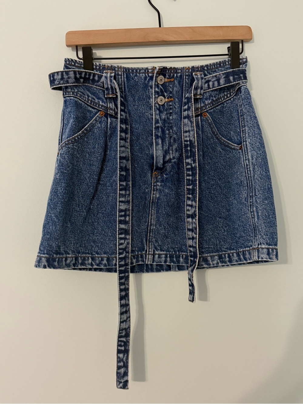 Abercrombie & Fitch Rise Belted Denim Mini Skirt Acid Wash Size 4/27 - Picture 2 of 7